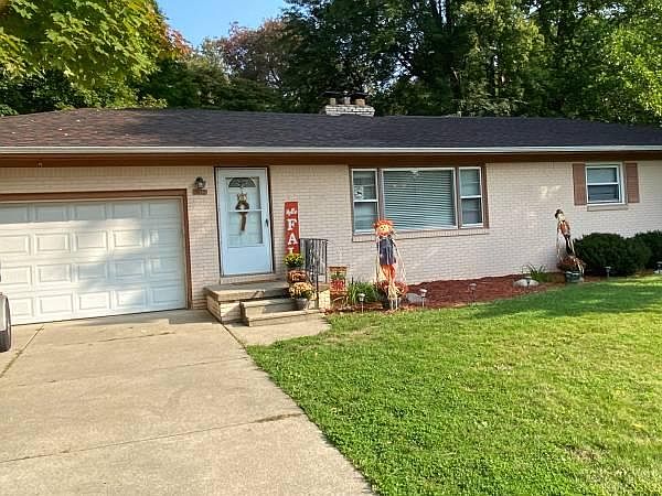1st image of 1672 Forest Hills Dr