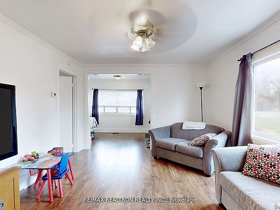 3rd image of 156 The Queensway St S