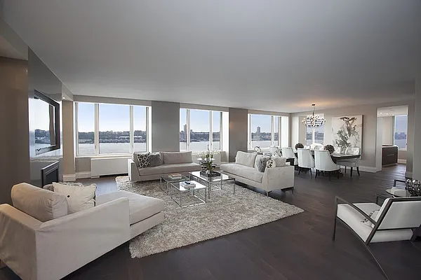 Sold by R New York | media 7