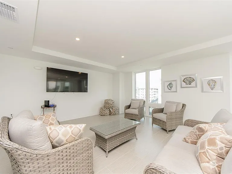 15 Avalon St #702 — Photo 33