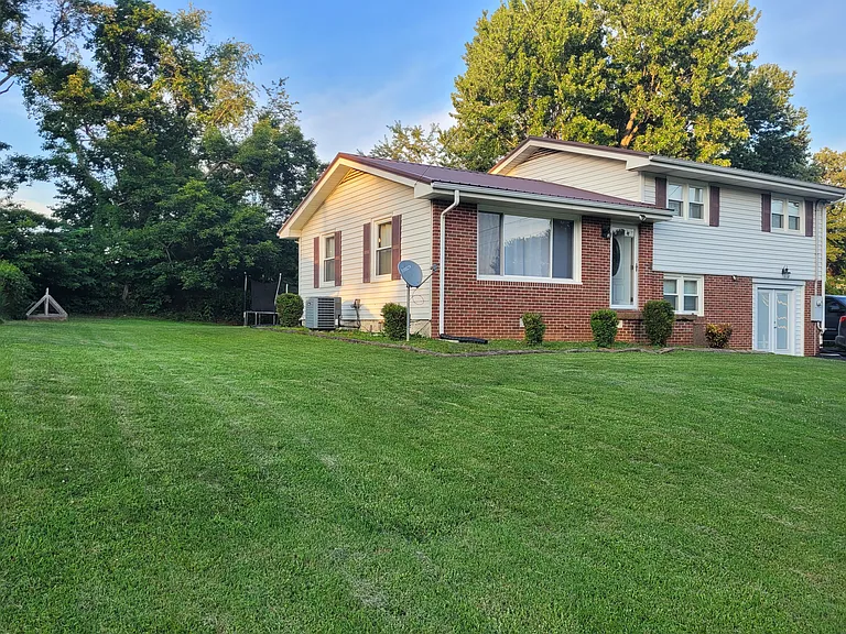 111 Mayor Ave — Photo 3