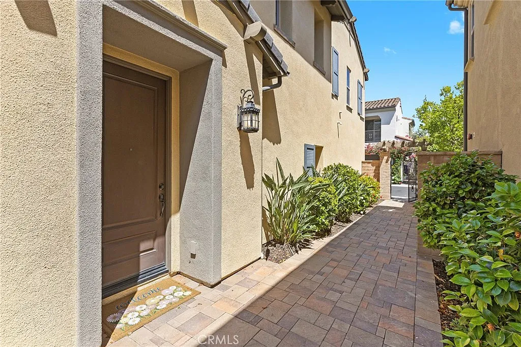 3 bed, 2.5 bath, 1858 sqft, $5,300 — Photo 2