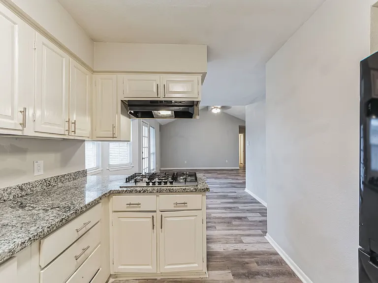 700 Meadowglen Dr — Photo 15