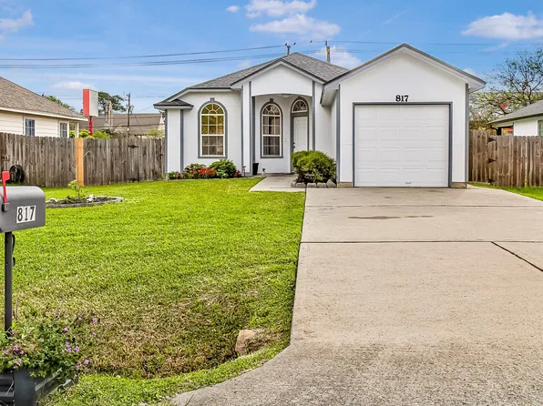 817 S 1st St, La Porte, TX 77571