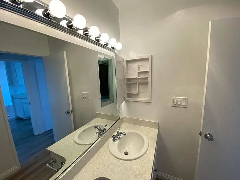 Beachwood Village Apartments — Photo 16
