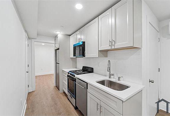2nd image of 812 W Roosevelt Blvd #2