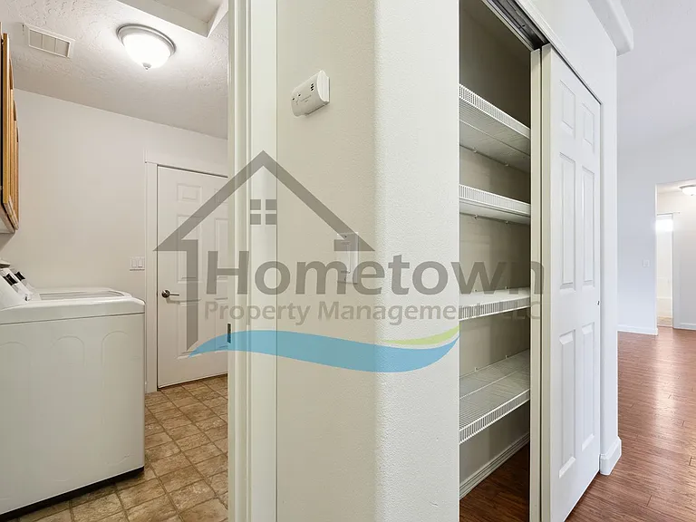7358 N Aaron St — Photo 32