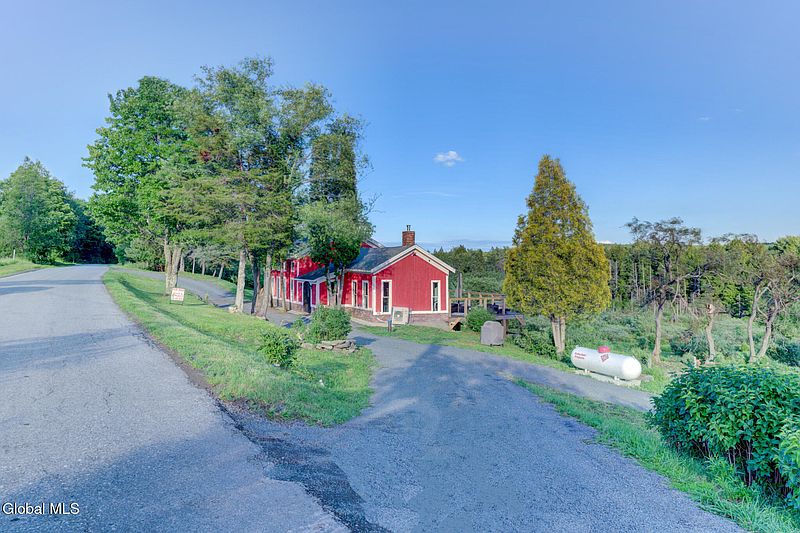 3rd image of 320 Merchant Road
