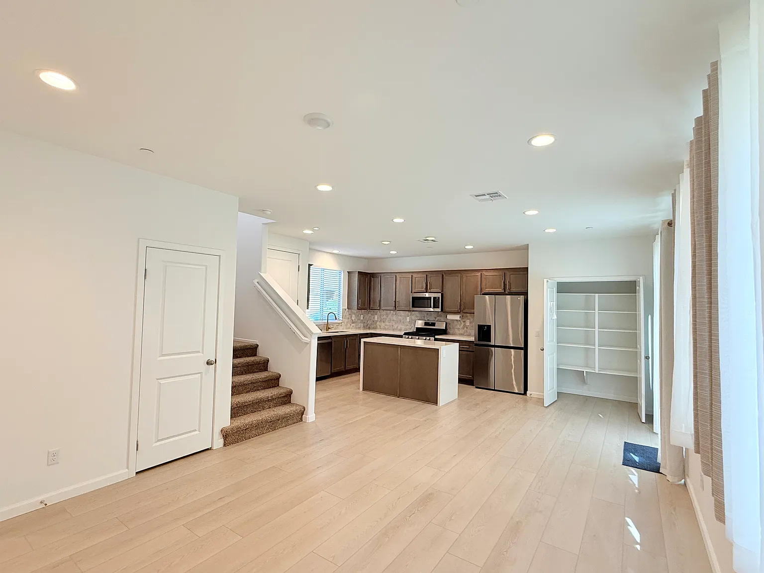 3 bed, 2.5 bath, 1469 sqft, $3,000 — Photo 2