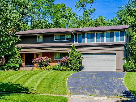 3rd image of 2727 S Twyckenham Dr
