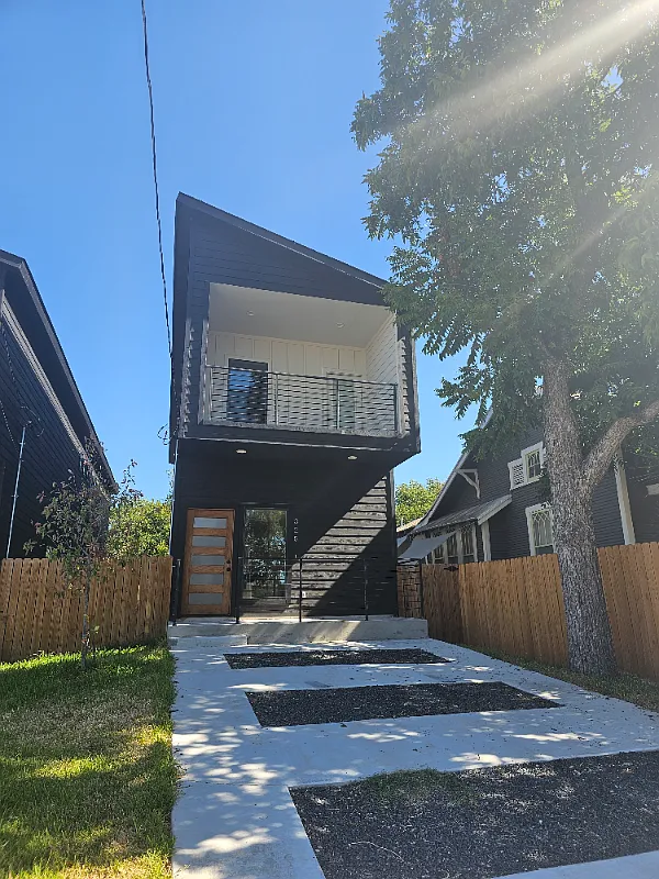Modern 3BR/3.5BA Home with Fenced Yard & Balcony in San Antonio — Photo 2
