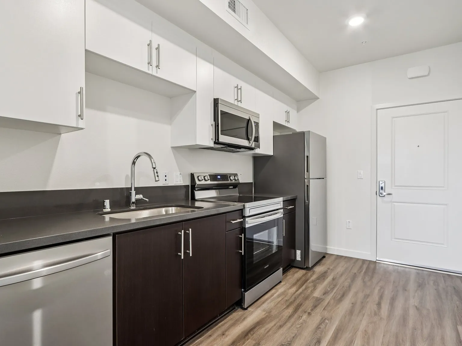 Cloud Nine Luxury Apartments — Photo 4