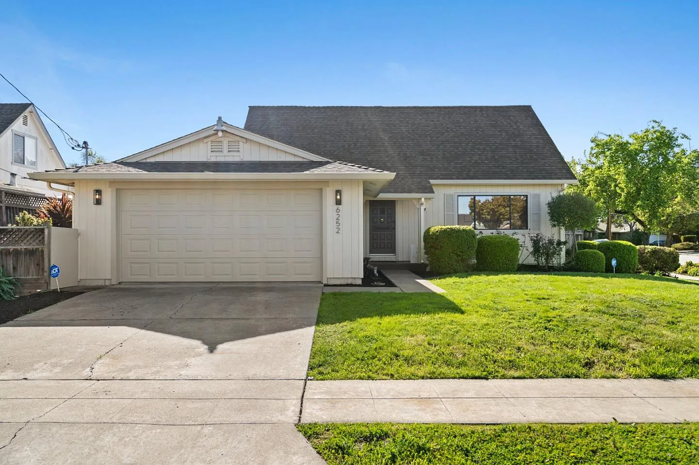 6252 Bennington Dr photo 1