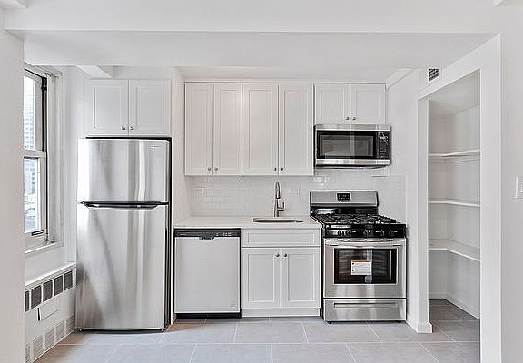 3rd image of 310 E 70th St APT 10D