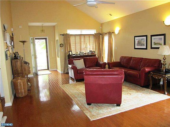 3rd image of 301 Blanketflower Ln