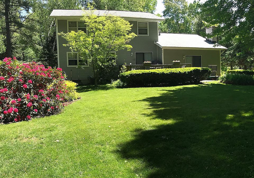 2nd image of 2714 Jane St