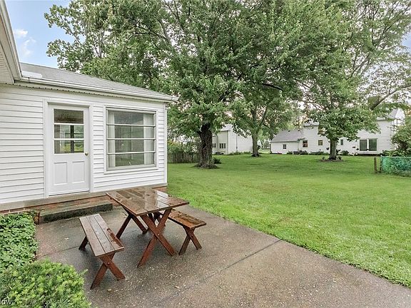5th image of 18620 E Shoreland Ave