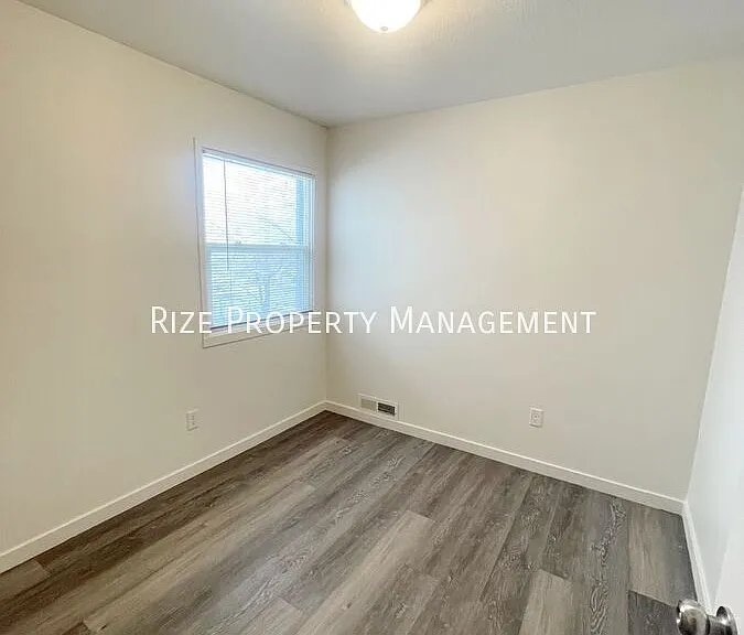 1054 W Goodyear Ave #B — Photo 7