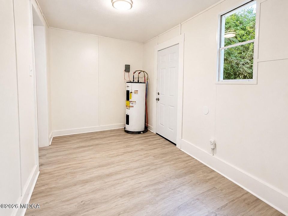 11th image of 2711 Roy St