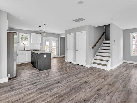 5th image of 224 Woodview Ave