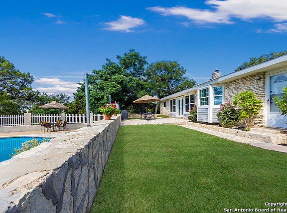 3rd image of 1021 Rose Ln
