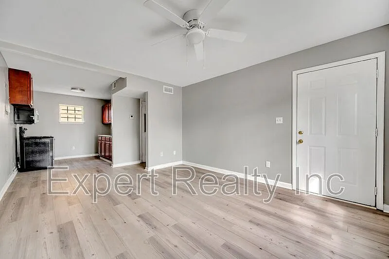 2 bed, 1.0 bath, 720 sqft, $775 — Photo 2