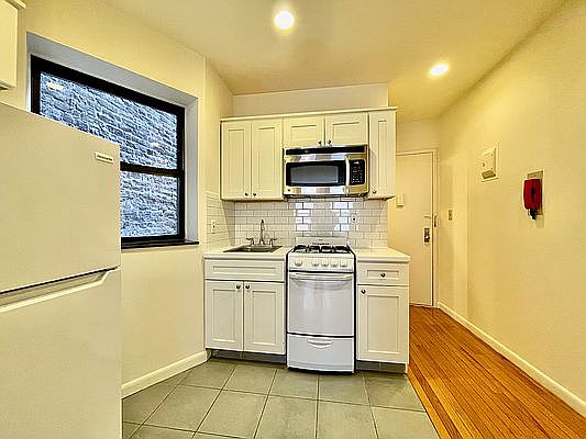 3rd image of 316 E 34th St APT 4C