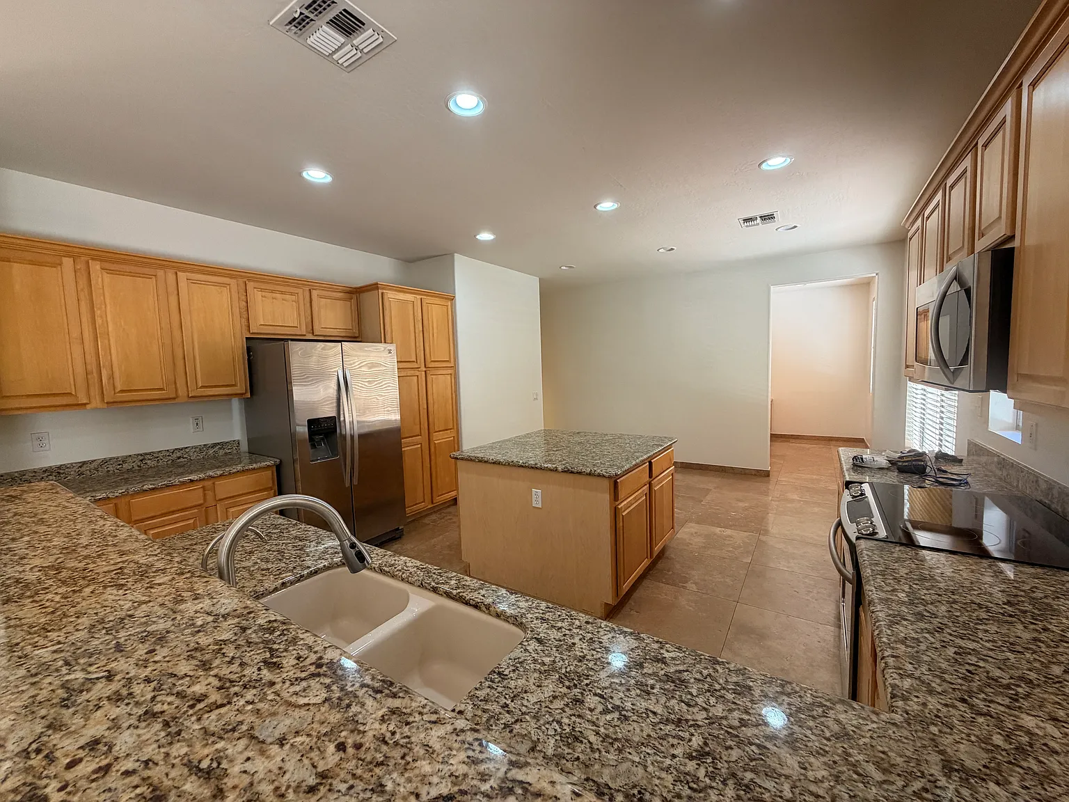 5 bed, 3160 sqft, $3,599 — Photo 3
