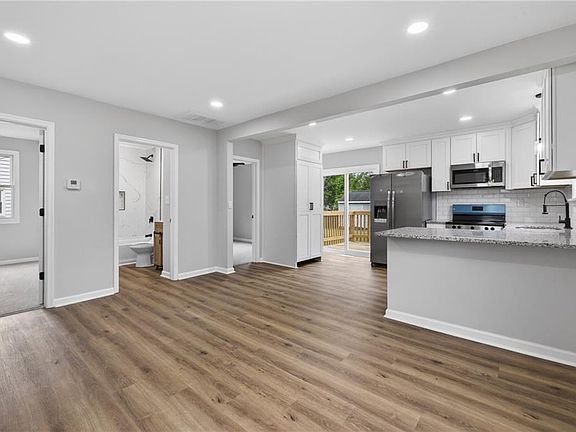 3rd image of 614 Ellen Rd