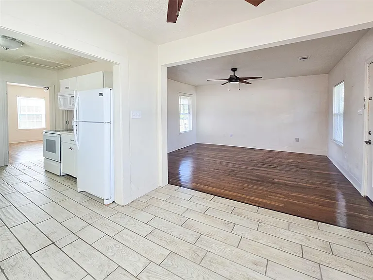 5309 Avenue O — Photo 4