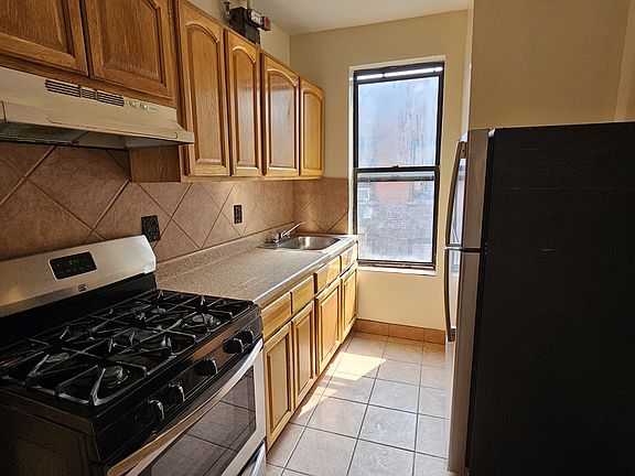 3rd image of 580 W 172nd St #5R