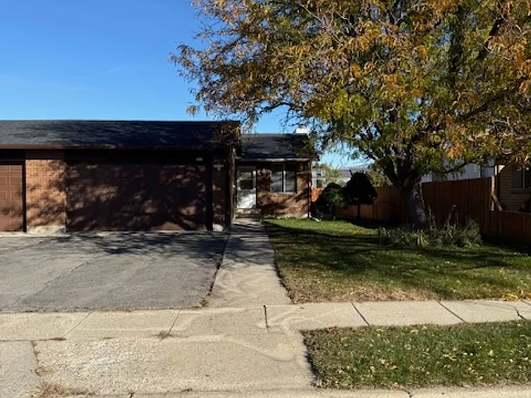 537 E Acoma Rd — Photo 2