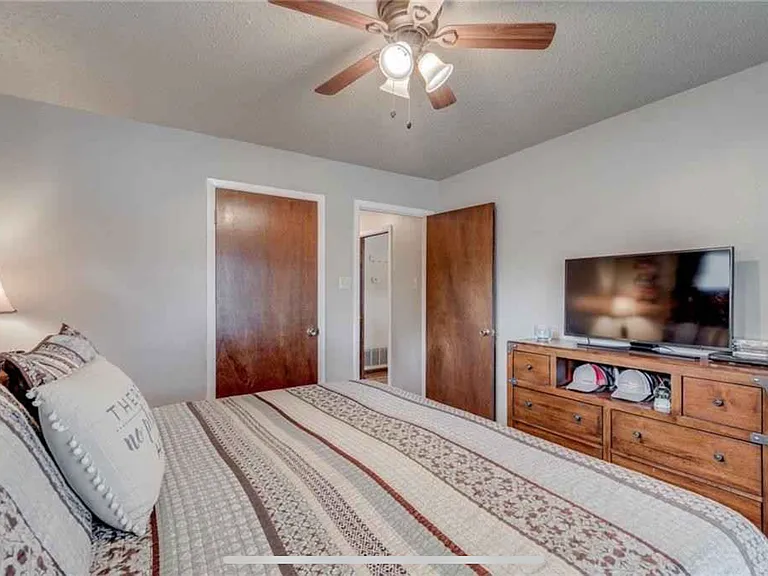 203 E Brier Ln — Photo 12
