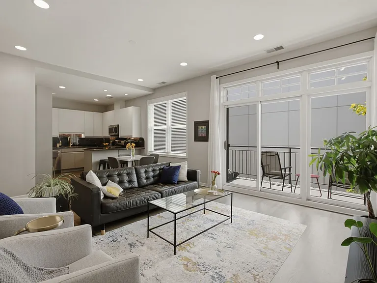 623 W Barry Ave #1 — Photo 5