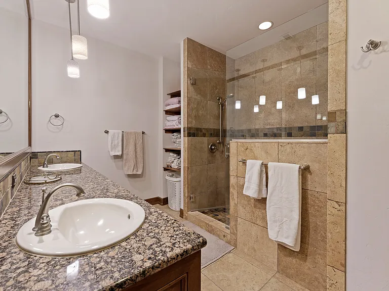 363 SW Bluff Dr #102 — Photo 31