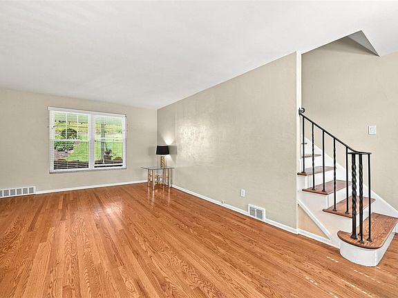 4th image of 319 Questend Ave
