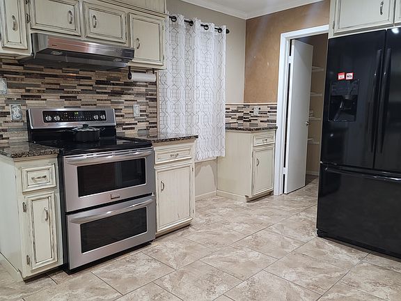 4th image of 2138 Merriman St