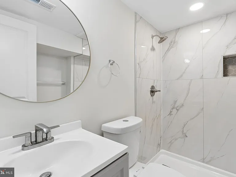 2416 E Hoffman St — Photo 17