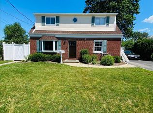 33 Lexington Ave, Westbury, NY 11590
