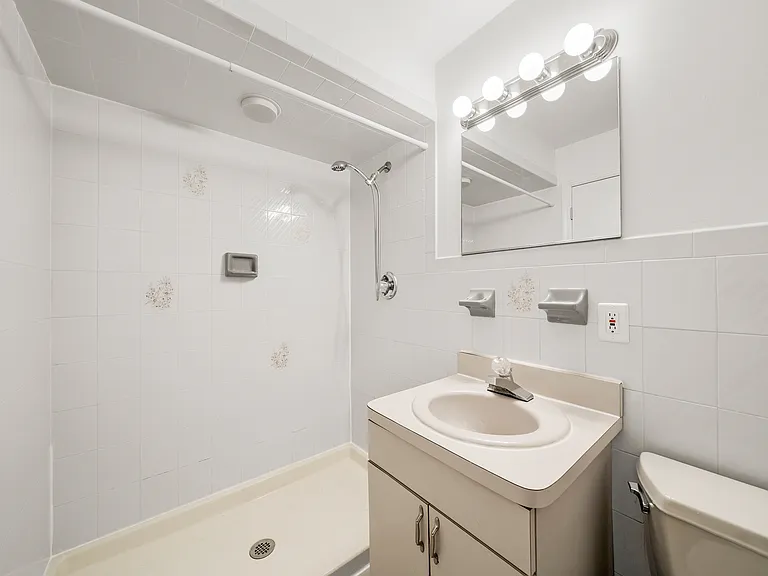 2462B E 7th St #B — Photo 18