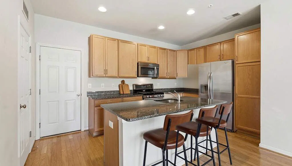 3 bed, 2.5 bath, 1418 sqft, $3,200 — Photo 4