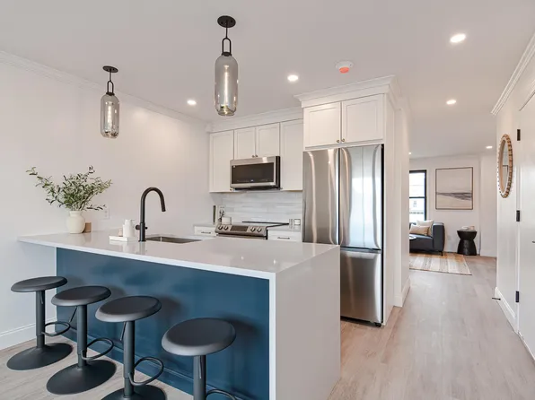 27 Chestnut St, Bristol, RI 02809