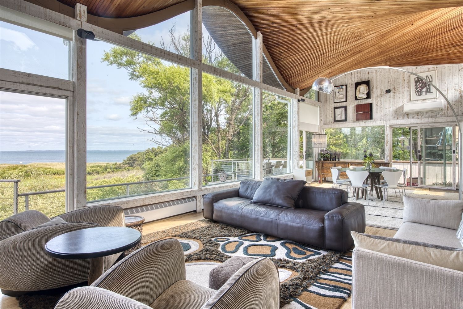  sun-filled great room