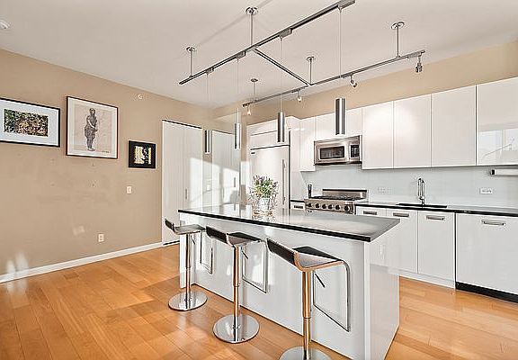 5th image of 4630 Center Blvd APT 808
