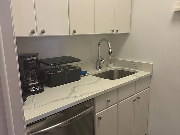 4th image of 1049 Lexington Ave #4