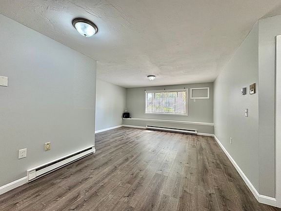3rd image of 433 Sunderland Rd #B