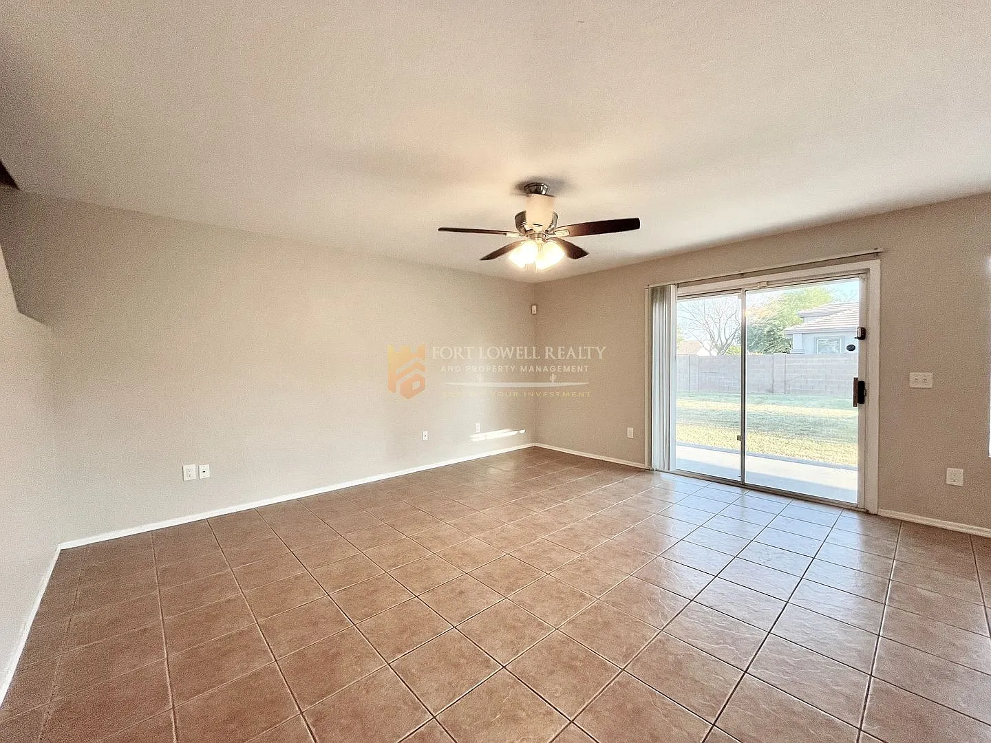 Move In Ready 5 Bd 3 Ba + Loft With Pool! — Photo 4