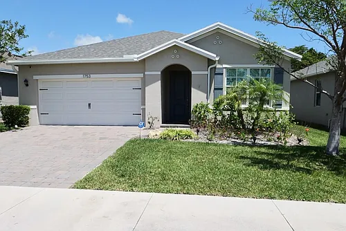 1753 NE White Pine Ter Photo 1