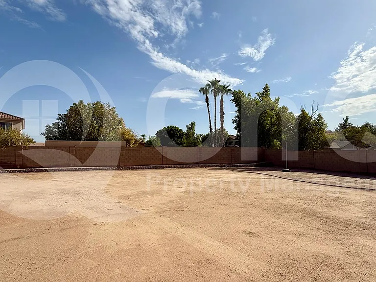417 E Cantebria Dr — Photo 22