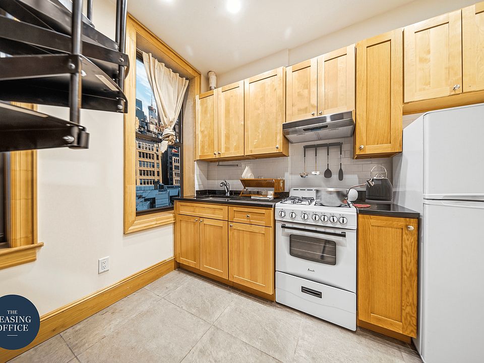 1st image of 110 Macdougal St APT 1R